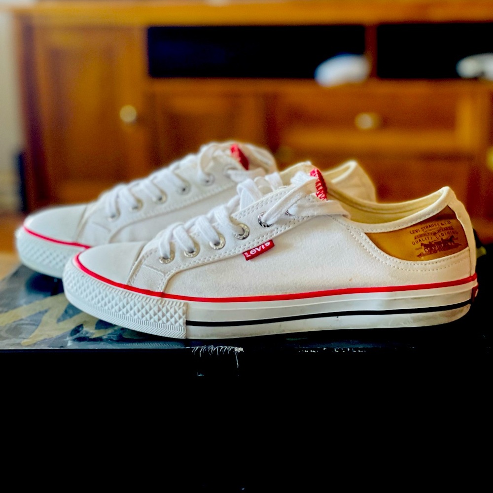 Levi’s white women shoes size 7!